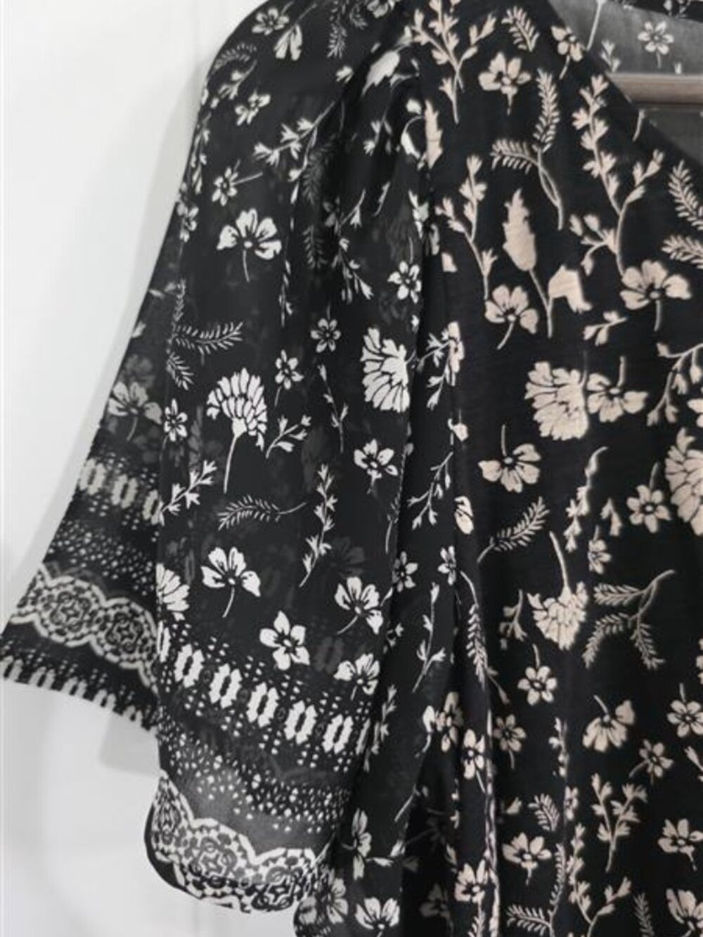 Lucky Brand Black Floral Boho Blouse Bell Sleeve Keyhole Top M - Picture 4 of 10